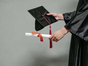 qual a diferença entre mba e pós graduação​